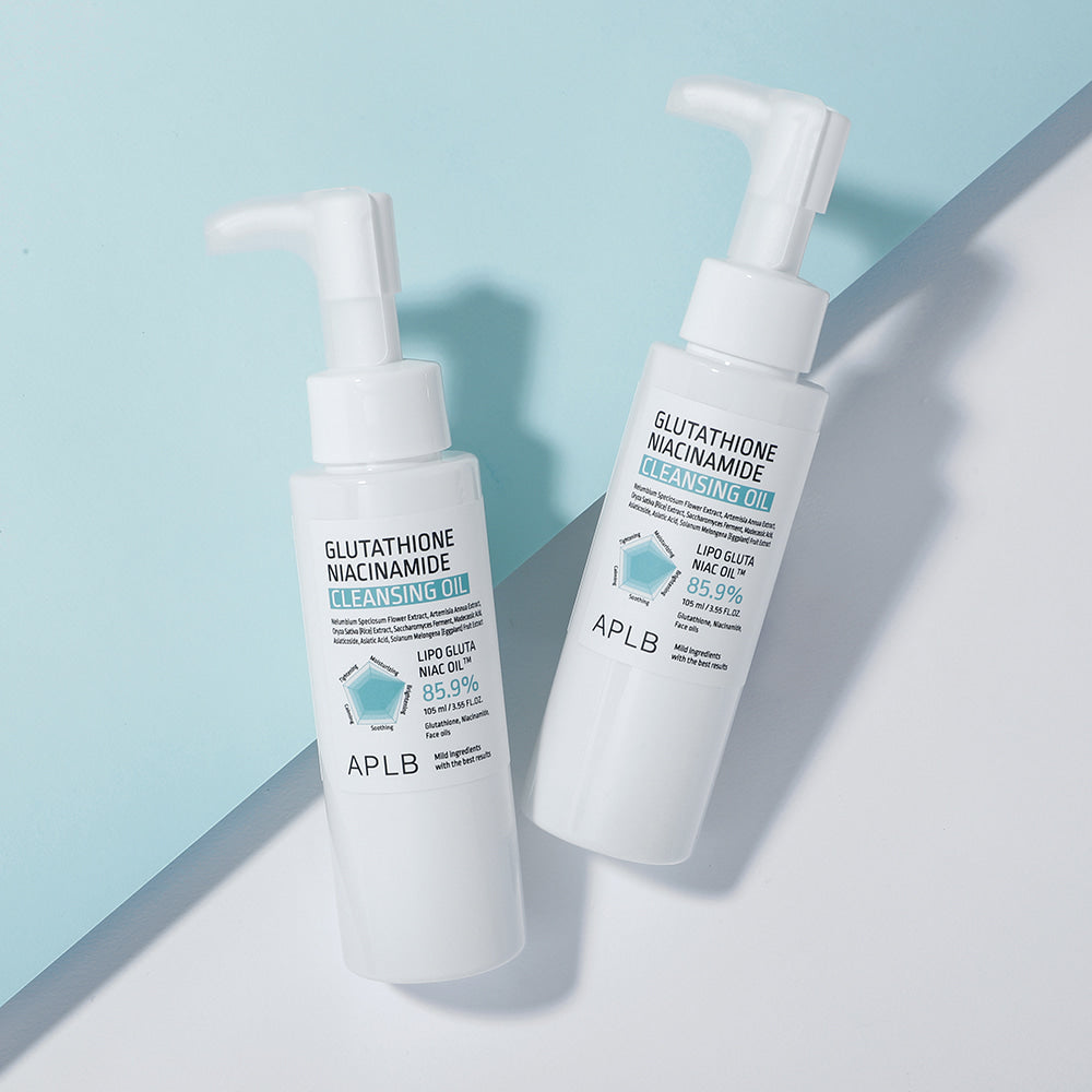 APLB Glutathione Niacinamide Cleansing Oil 105ml, flacons AP/LB sur fond bleu clair, contexte soins visage.
