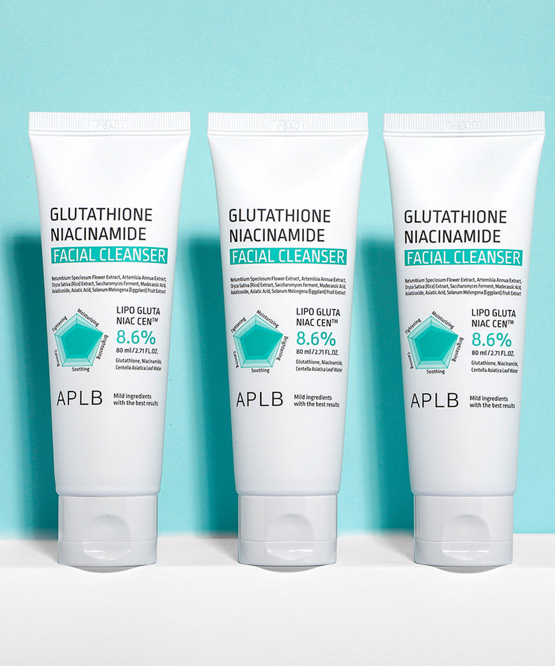 APLB Glutathione Niacinamide Facial Cleanser 80ml, marque APLB, flacons sur fond bleu, contexte visuel cosmétique.