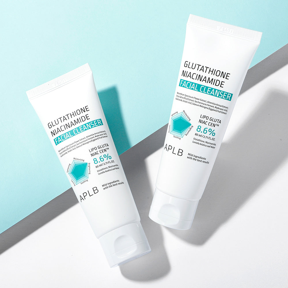 APL B Glutathione Niacinamide Facial Cleanser 80ml de la marque APLB, tubes sur fond bleu clair.
