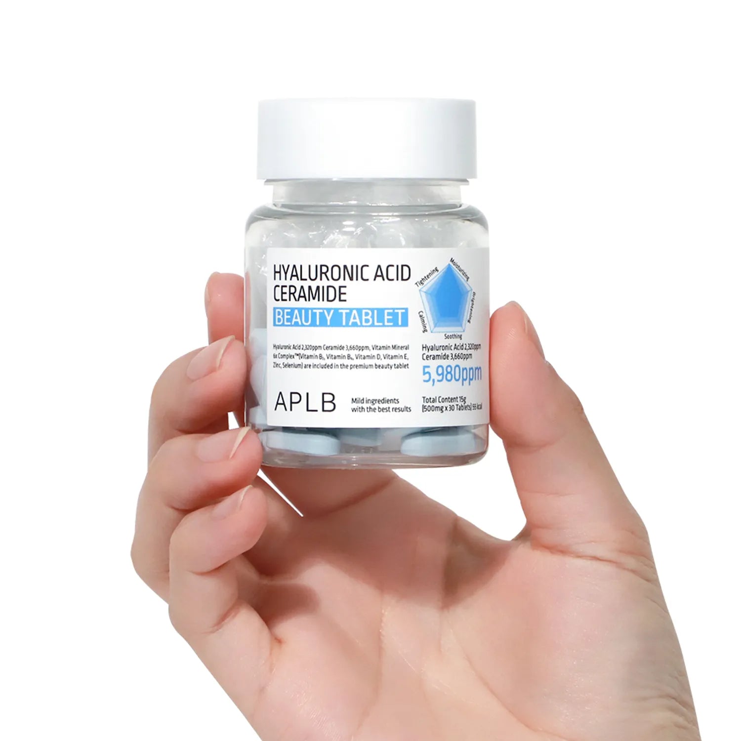 Main tenant APLB Hyaluronic Acid Ceramide Beauty Tablet, flacon blanc, étiquette bleue, contexte produit beauté.