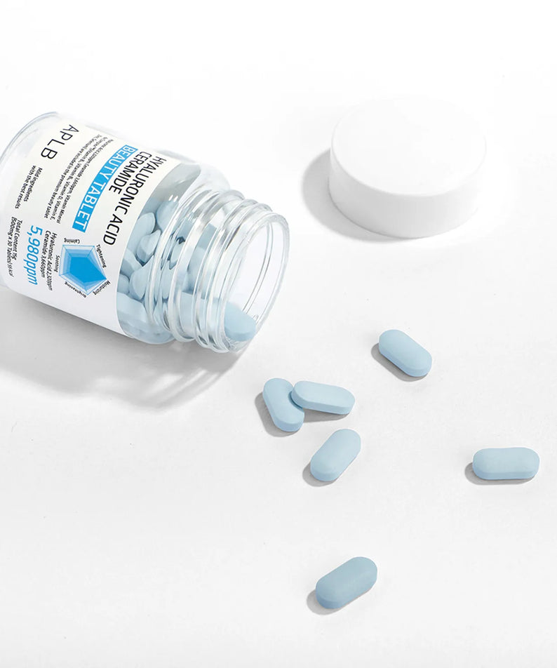APLB Hyaluronic Acid Ceramide Beauty Tablet APLB, flacon et comprimés bleus sur fond blanc, style skincare minimaliste