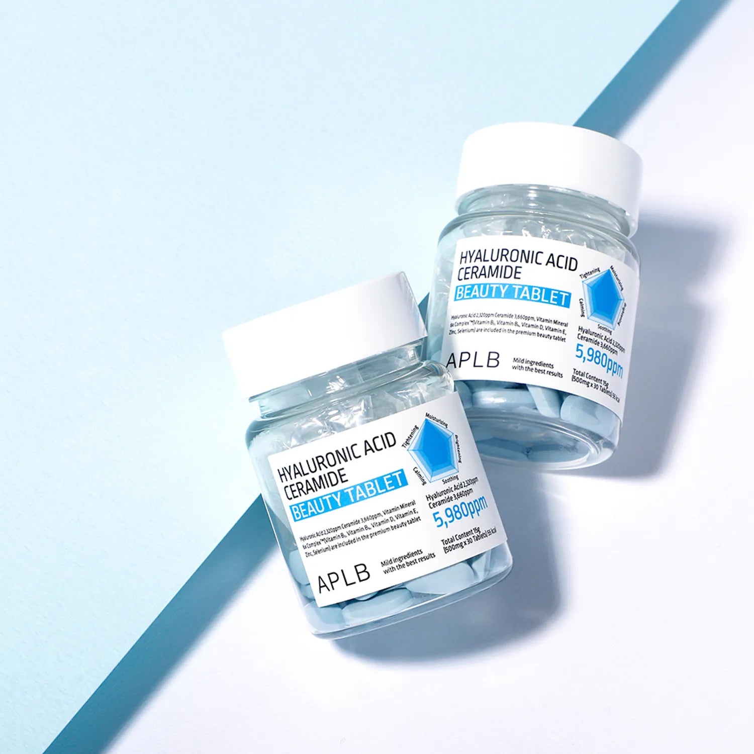 APLB Hyaluronic Acid Ceramide Beauty Tablet, flacons sur fond bleu clair, vue produit marque APLB en contexte beauté.