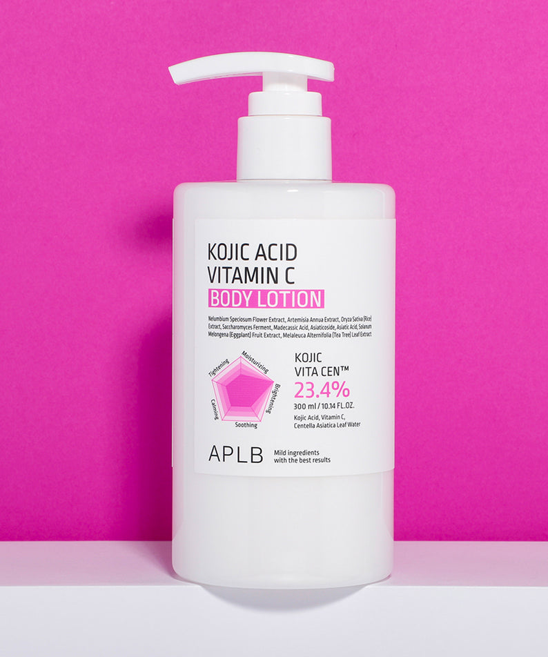 APLB Kojic Acid Vitamin C Body Lotion 300ml de la marque APLB, flacon pompe sur fond rose en studio, éclairage doux.