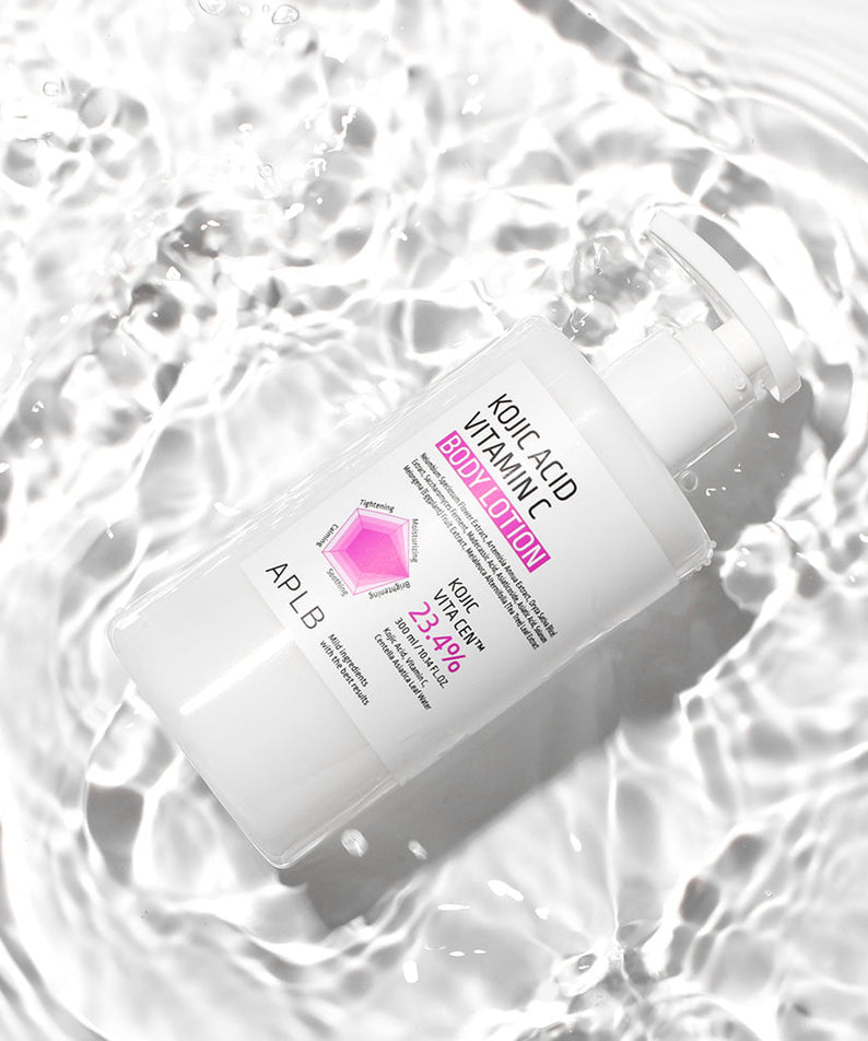 APLB Kojic Acid Vitamin C Body Lotion 300ml de la marque APLB, flacon sur fond d’éclaboussures de lotion blanche