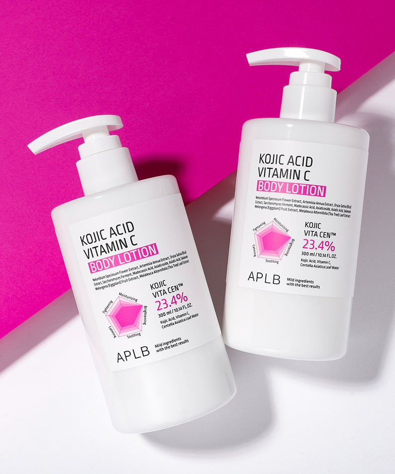 APL B Kojic Acid Vitamin C Body Lotion 300ml — flacons APLB sur fond rose, lumière studio, lotion corps skincare