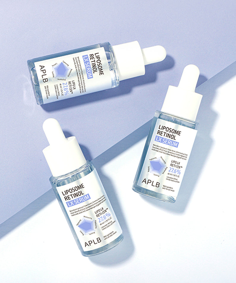APLB Liposome Retinol LX Serum 40ml (APLB) sur fond bleu clair, flacons et ombres, contexte beauté cosmétique.