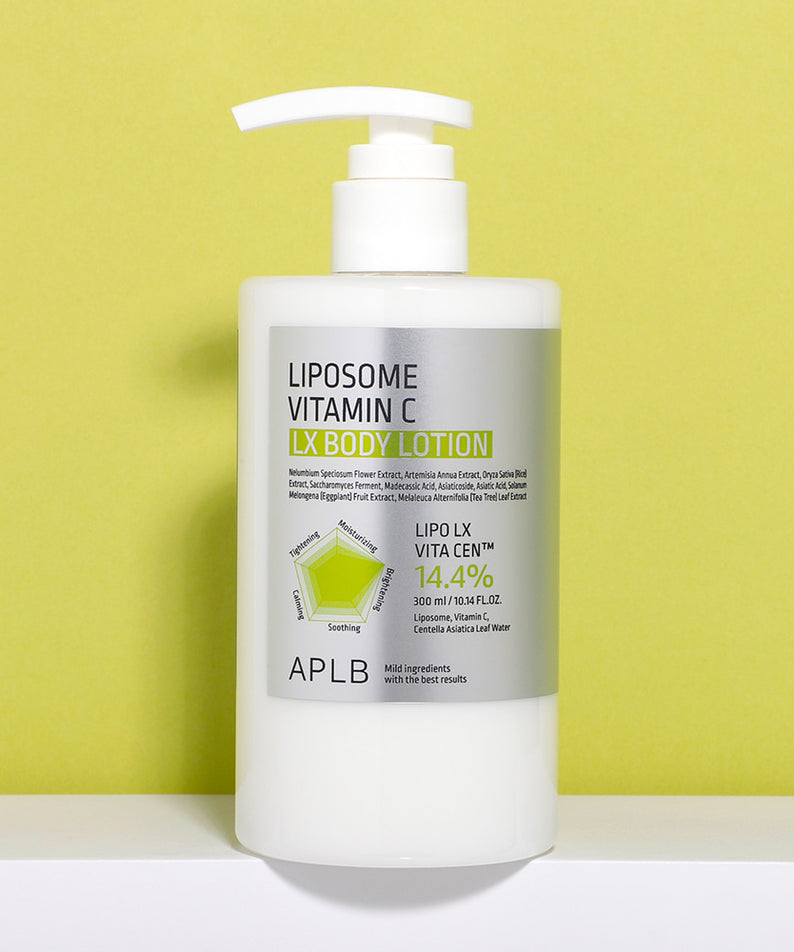 APLB Liposome Vitamin C LX Body Lotion 300ml, flacon pompe sur fond jaune, produit beauté APLB, soin corps vitamine C