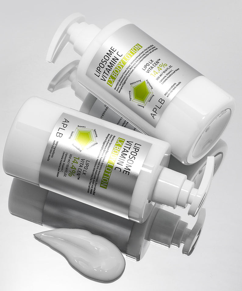 APLB Liposome Vitamin C LX Body Lotion 300ml d’APLB, flacons blancs sur fond clair, texture crème de soin.