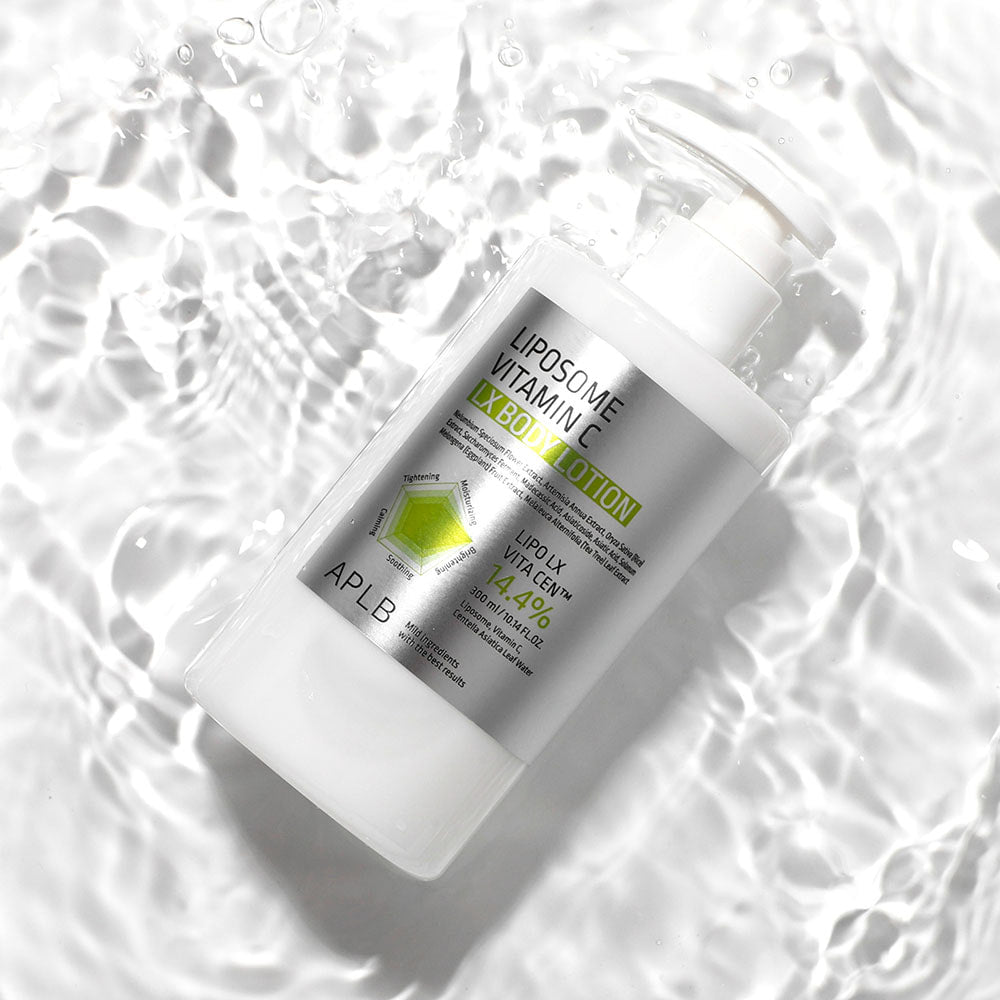 APLB Liposome Vitamin C LX Body Lotion 300ml, flacon sur fond bulles blanches, lotion corps APLB en contexte visuel spa.