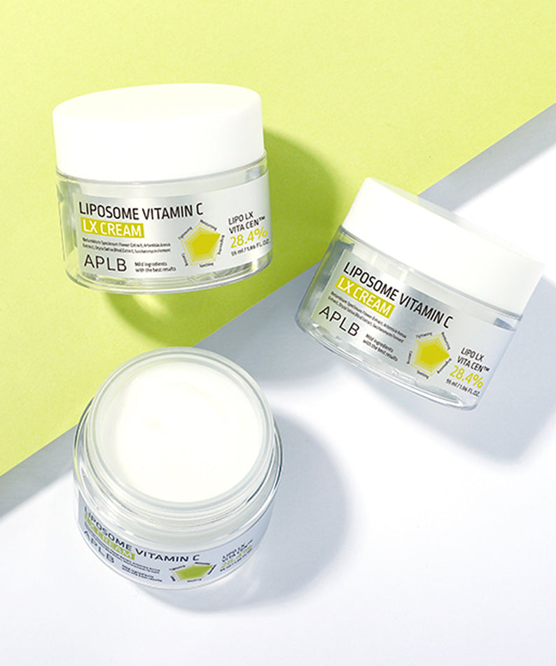 APLB Liposome Vitamin C LX Cream 55ml d’APLB, pots crème sur fond jaune/vert, lumière studio, texture blanche.