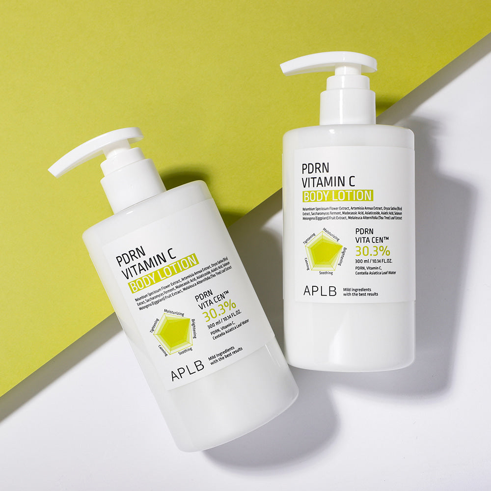APLb PDRN Vitamin C Body Lotion 300ml de la marque APLB, sur fond vert, flacons à pompe visibles.