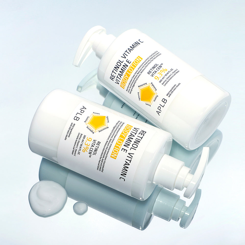 APLB Retinol Vitamin C Vitamin E Body Lotion 300ml de la marque APLB sur fond bleu, flacons et pompe, cosmétique soin corps