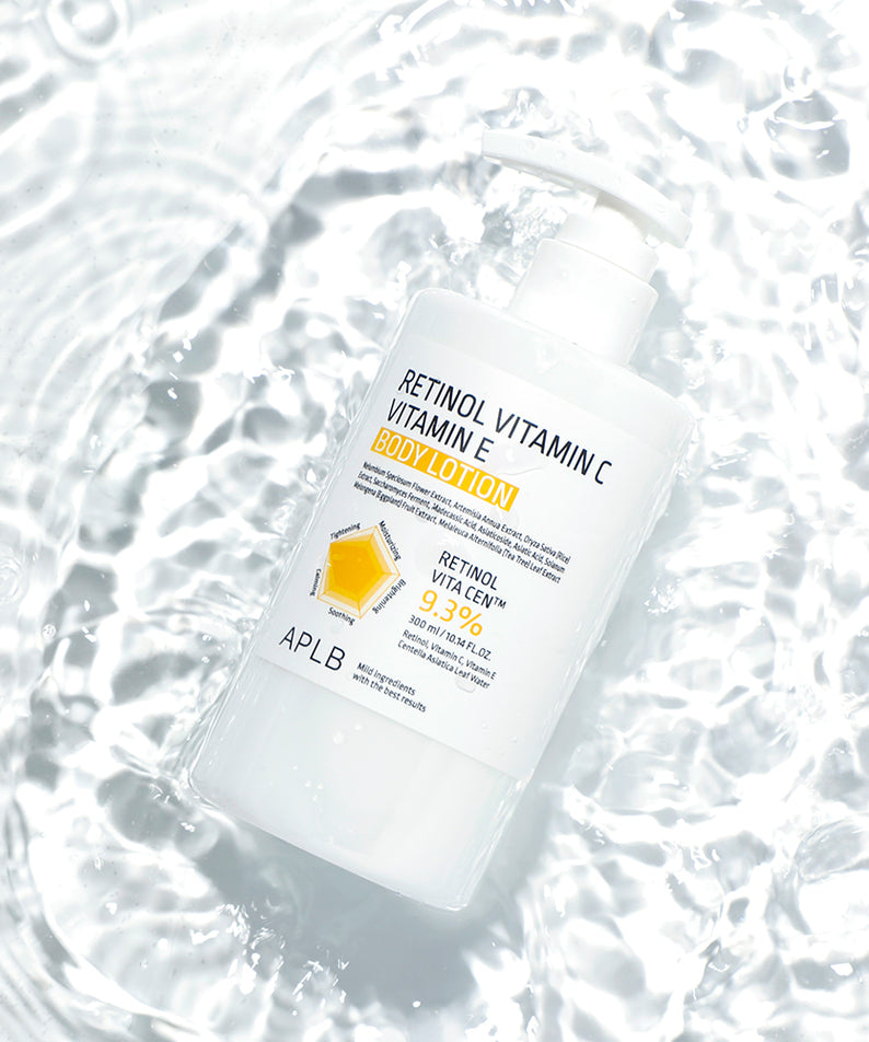 APLB Retinol Vitamin C Vitamin E Body Lotion 300ml de marque APLB sur fond d’eau claire, flacon blanc.