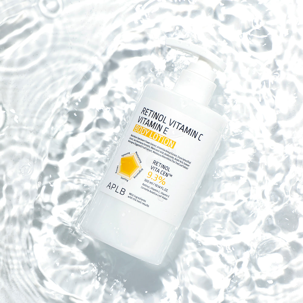 APLB Retinol Vitamin C Vitamin E Body Lotion 300ml de marque APLB sur fond d’eau claire, flacon blanc.
