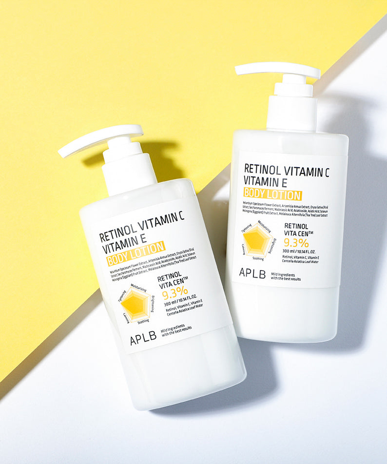 APLB Retinol Vitamin C Vitamin E Body Lotion 300ml, flacons sur fond jaune et blanc, pack produit APLB au premier plan