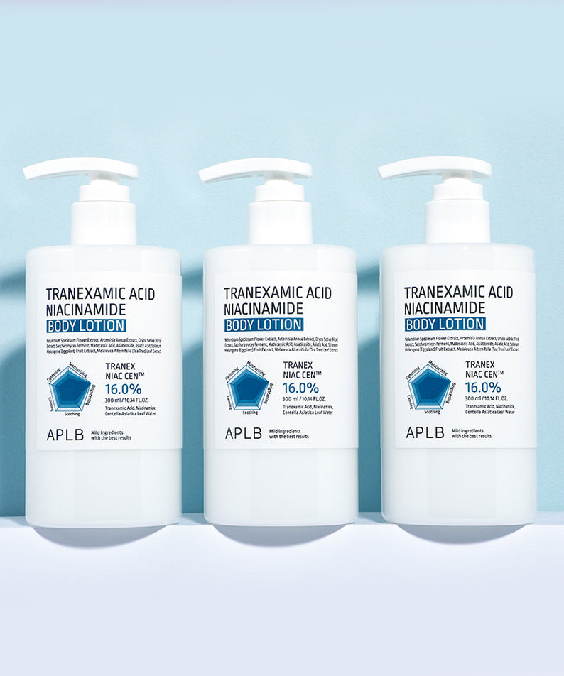 APL B Tranexamic Acid Niacinamide Body Lotion — trois flacons sur fond bleu, contexte visuel produit en studio.