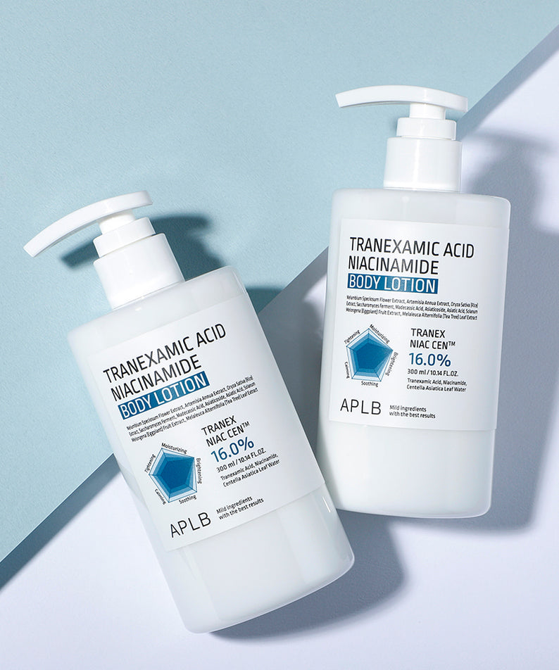 APLB Tranexamic Acid Niacinamide Body Lotion, flacons crème sur fond bleu avec lumière, description produit visible en français