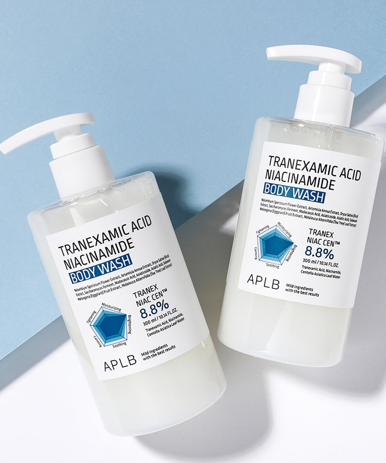 APLB Tranexamic Acid Niacinamide Body Wash 300ml, bouteilles APLB sur fond bleu, vue produit en lumière naturelle