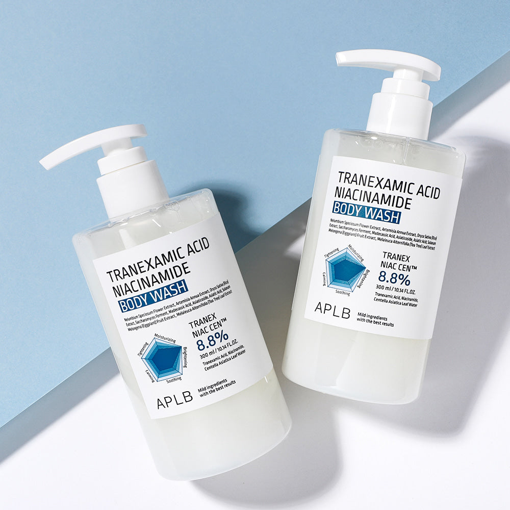 APLB Tranexamic Acid Niacinamide Body Wash 300ml, bouteilles APLB sur fond bleu, vue produit en lumière naturelle
