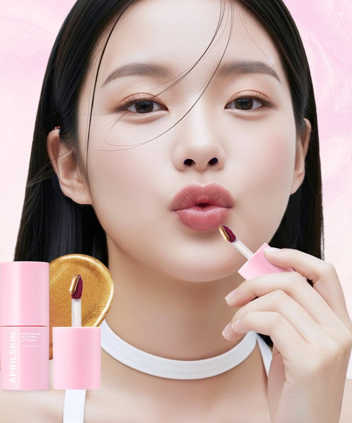 APRILSKIN Hero All Day Plumping Tint de la marque APRILSKIN, femme maquillée appliquant un baume teinté rose, fond rose.