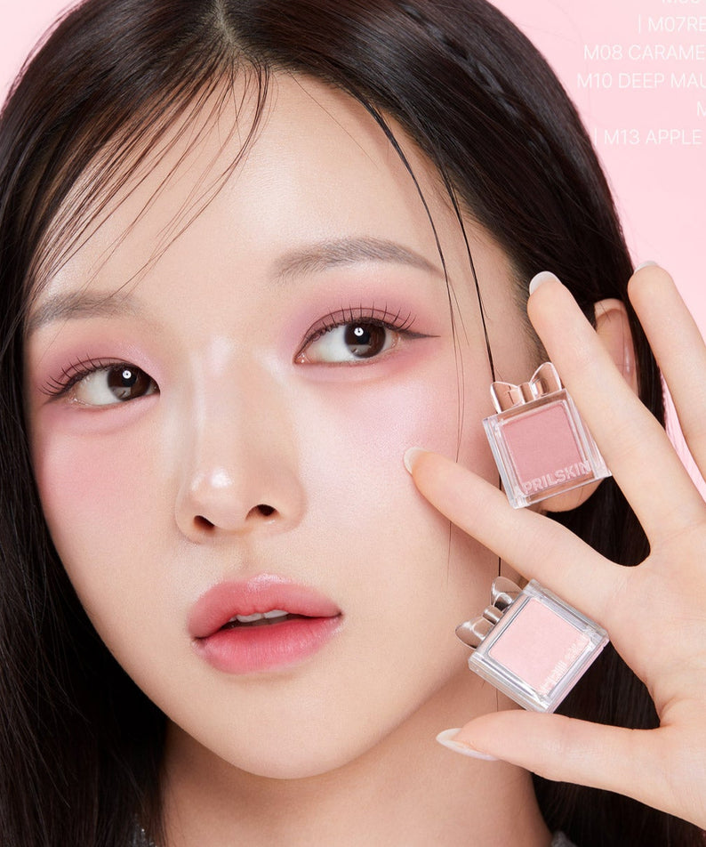 APRILSKIN Slide Pocket Single Shadow, ombre à paupières dans la main, maquillage sur fond rose avec modèle visage de près