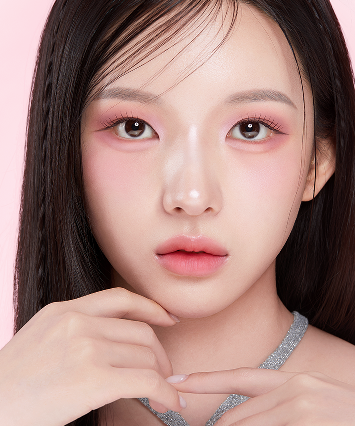 APRILSKIN Slide Pocket Single Shadow : maquillage yeux, gros plan sur une jeune femme aux paupières irisées sur fond rose.