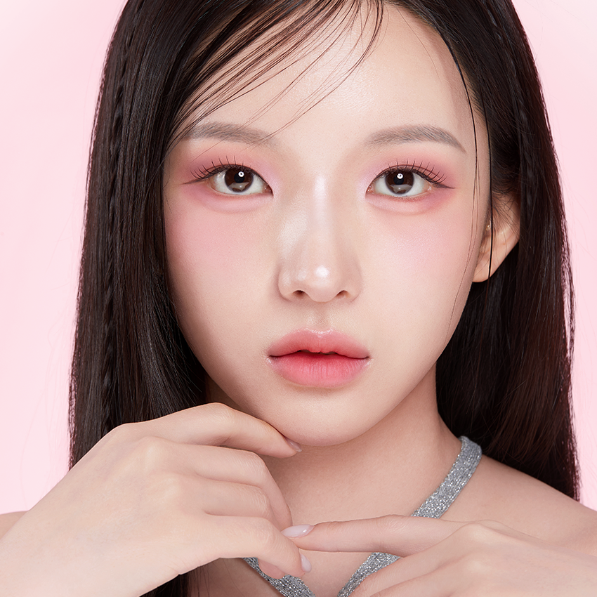 APRILSKIN Slide Pocket Single Shadow : maquillage yeux, gros plan sur une jeune femme aux paupières irisées sur fond rose.
