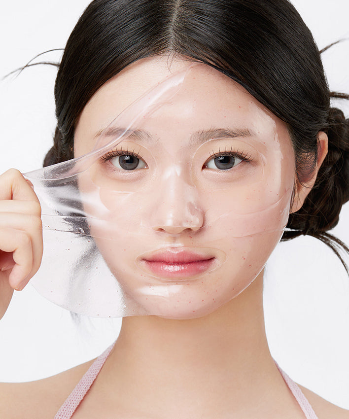 APRILSKIN TXA Niacinamide Collagen 99 Capsule Gel Mask 4 Sheets : femme pose une feuille masque gel TXA, marque visible.