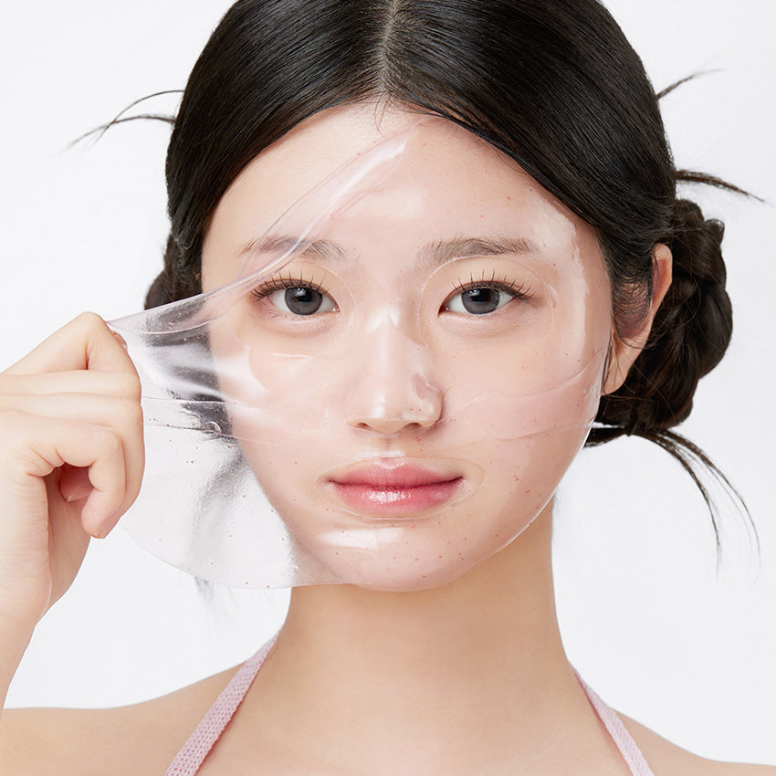 APRILSKIN TXA Niacinamide Collagen 99 Capsule Gel Mask 4 Sheets : femme pose une feuille masque gel TXA, marque visible.