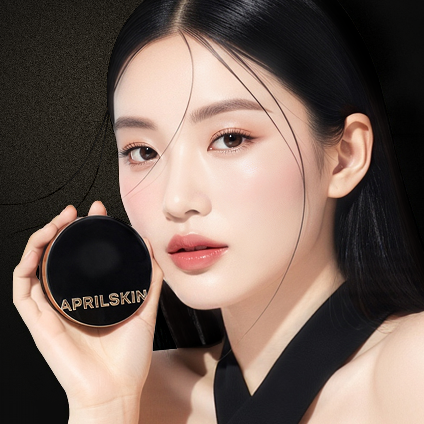 APRILSKIN Magic Snow Cushion 3.0 + Refill, produit de la marque, maquillage visage lumineux sur fond sombre, modèle tenant le pot