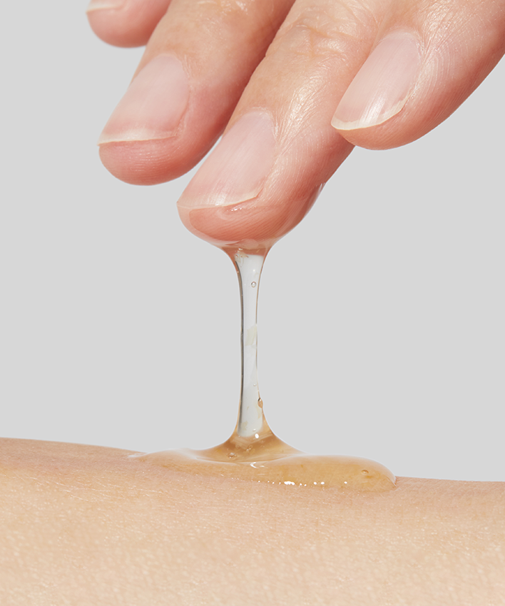 APRILSKIN Calendula Peel Off Pack 100g : mains appliquant une crème/masque à peler au calendula sur la peau.