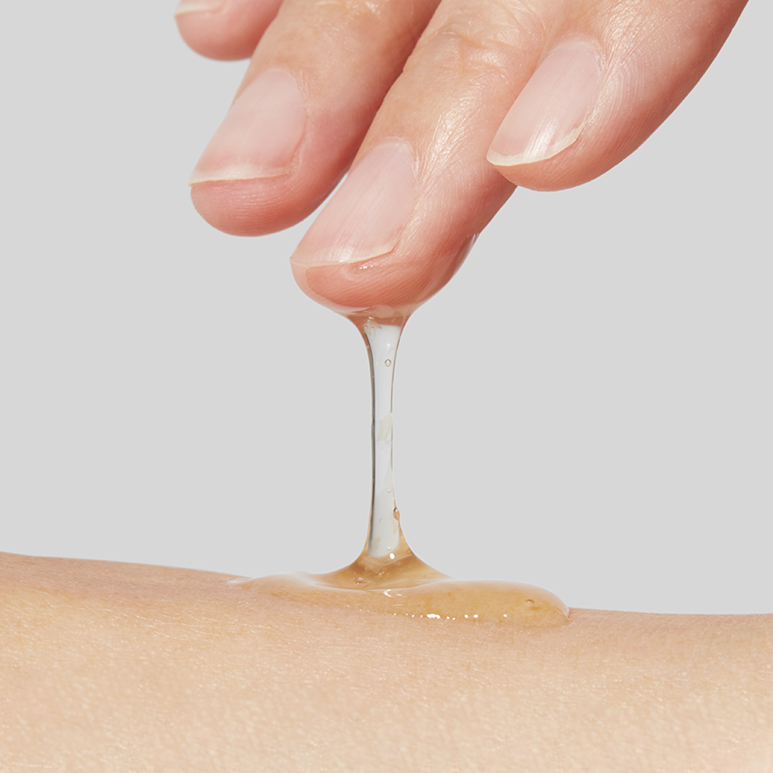 APRILSKIN Calendula Peel Off Pack 100g : mains appliquant une crème/masque à peler au calendula sur la peau.