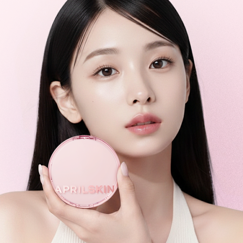 APRILSKIN Hero Cushion + Refill : jeune femme tient le boîtier sur fond rose, maquillage naturel APRILSKIN en gros plan.