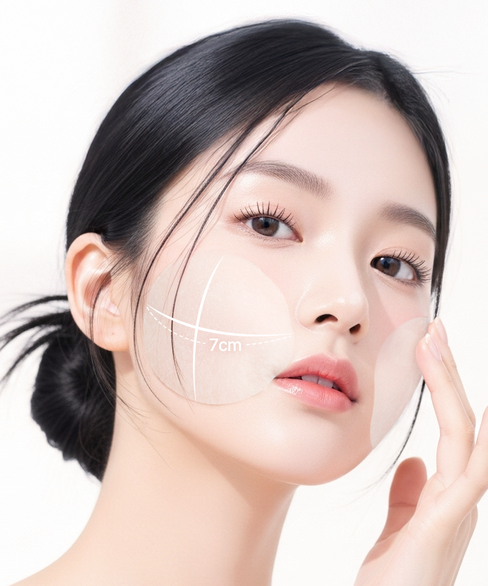 APRILSKIN Carrotene IPMP Inatant Calming Serum Pad de APRIL SKIN : femme applique un pad apaisant, peau visage.