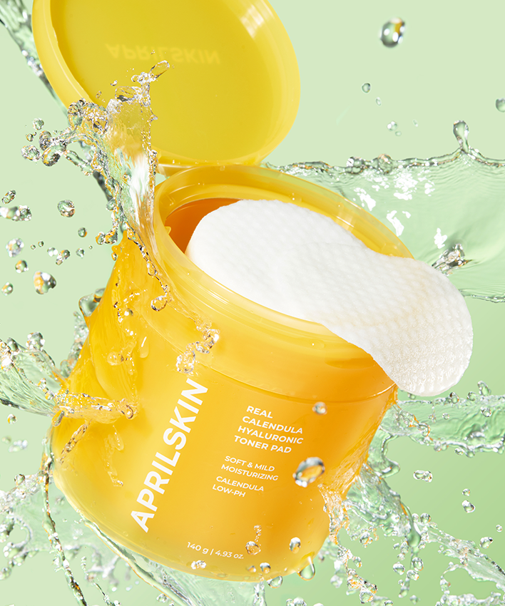 APRILSKIN Calendula Hyaluronic Toner Pad : pads dans une eau gélifiée, marque en flacon jaune, ambiance soins visage.
