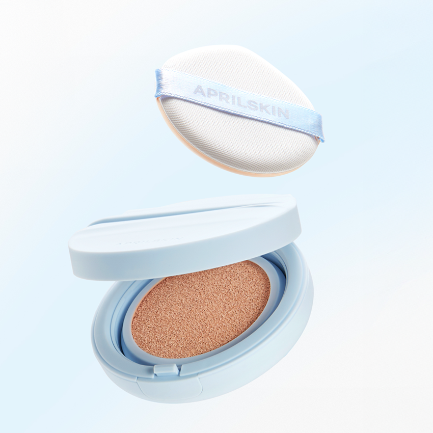 APRILSKIN Glowing Matt Cushion + Refill, boîtier et éponge de maquillage, APRILSKIN, fond bleu clair, produit beauté