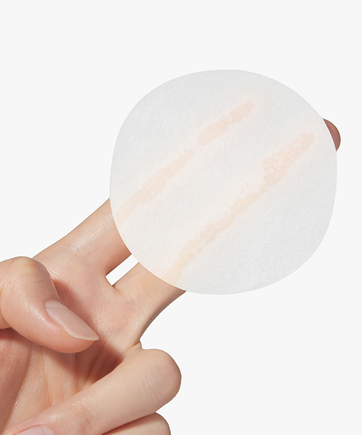 APRILSKIN Carrotene IPMP Inatant Calming Serum Pad d’APRIL SKIN, pad apaisant tenu en main sur fond clair.