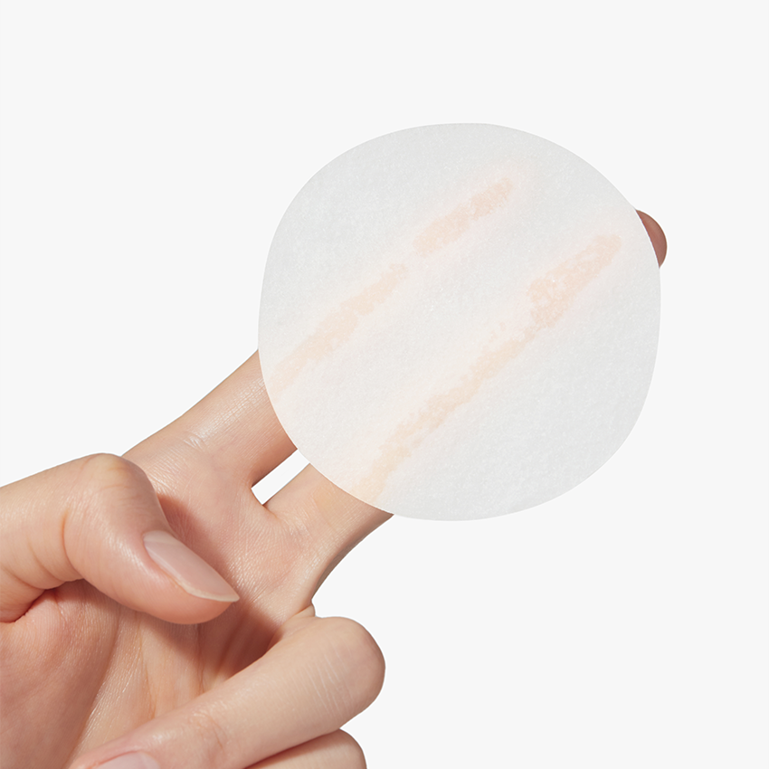 APRILSKIN Carrotene IPMP Inatant Calming Serum Pad d’APRIL SKIN, pad apaisant tenu en main sur fond clair.