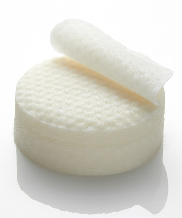 APRILSKIN Calendula Hyaluronic Toner Pad de la marque APRIL SKIN, pad coton blanc sur fond blanc, gros plan.