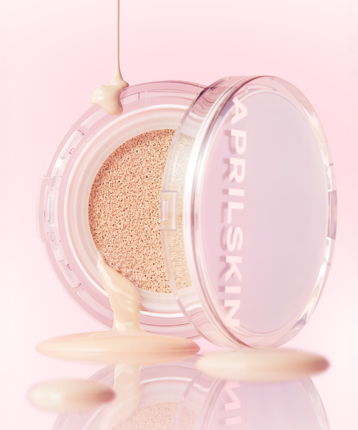 APRILSKIN Hero Cushion + Refill : coussin visage APRILSKIN, packaging translucide sur fond rose, produit beauté.