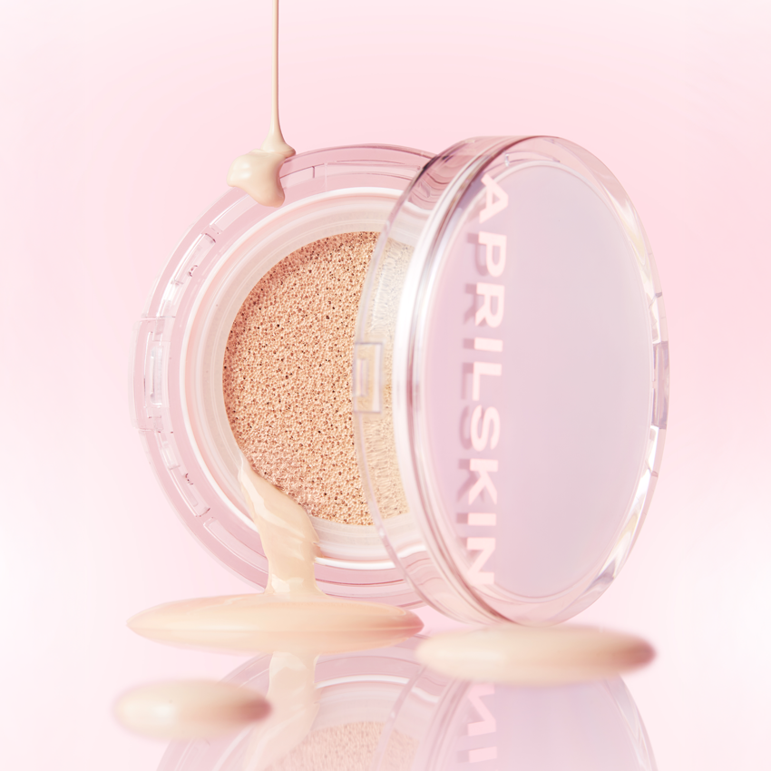 APRILSKIN Hero Cushion + Refill : coussin visage APRILSKIN, packaging translucide sur fond rose, produit beauté.