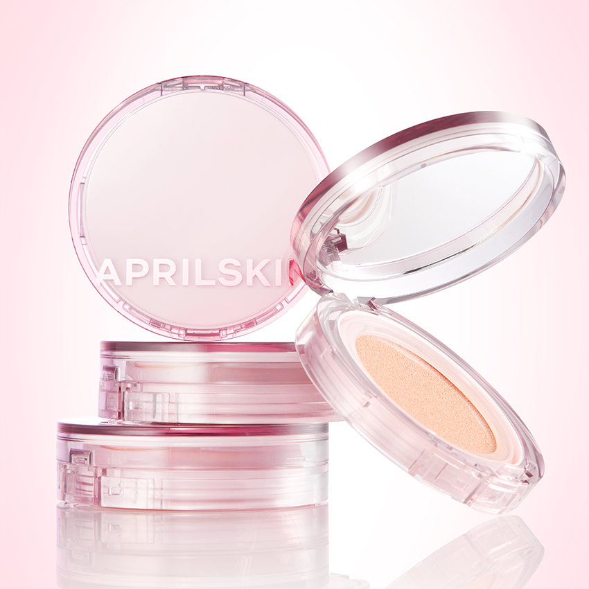 APRILSKIN Hero Cushion + Refill de la marque APRILSKIN, coffrets cosmétiques et coussinée beige sur fond rose clair.