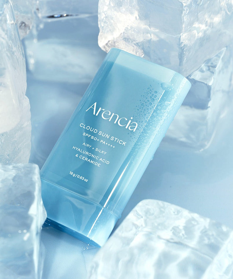 ARENCIA Cloud Sun Stick 18g de la marque Arencia, stick solaire bleu sur fond de glace et cubes, photo produit