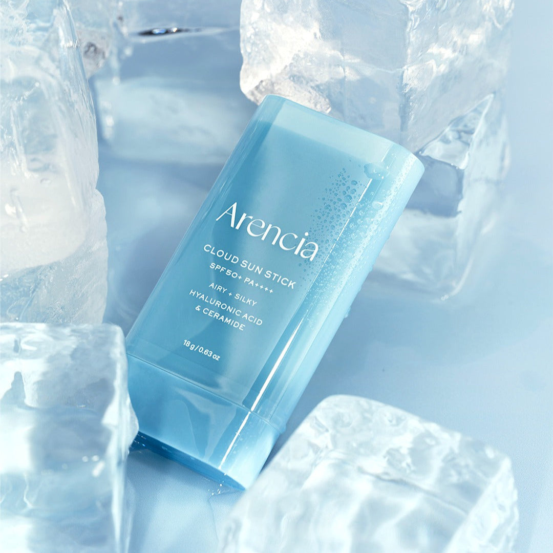 ARENCIA Cloud Sun Stick 18g de la marque Arencia, stick solaire bleu sur fond de glace et cubes, photo produit