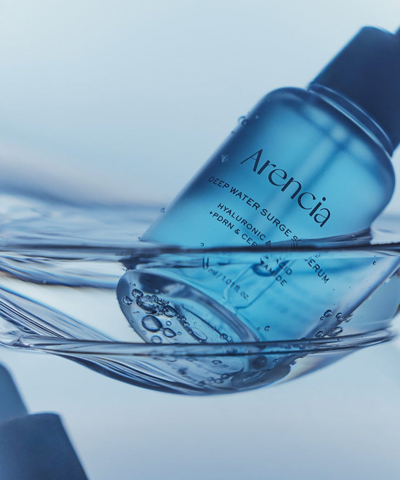 ARENCIA Deep Water Surge Serum 30ml, marque ARENCIA, flacon bleu sur gel d’eau, contexte cosmétique.