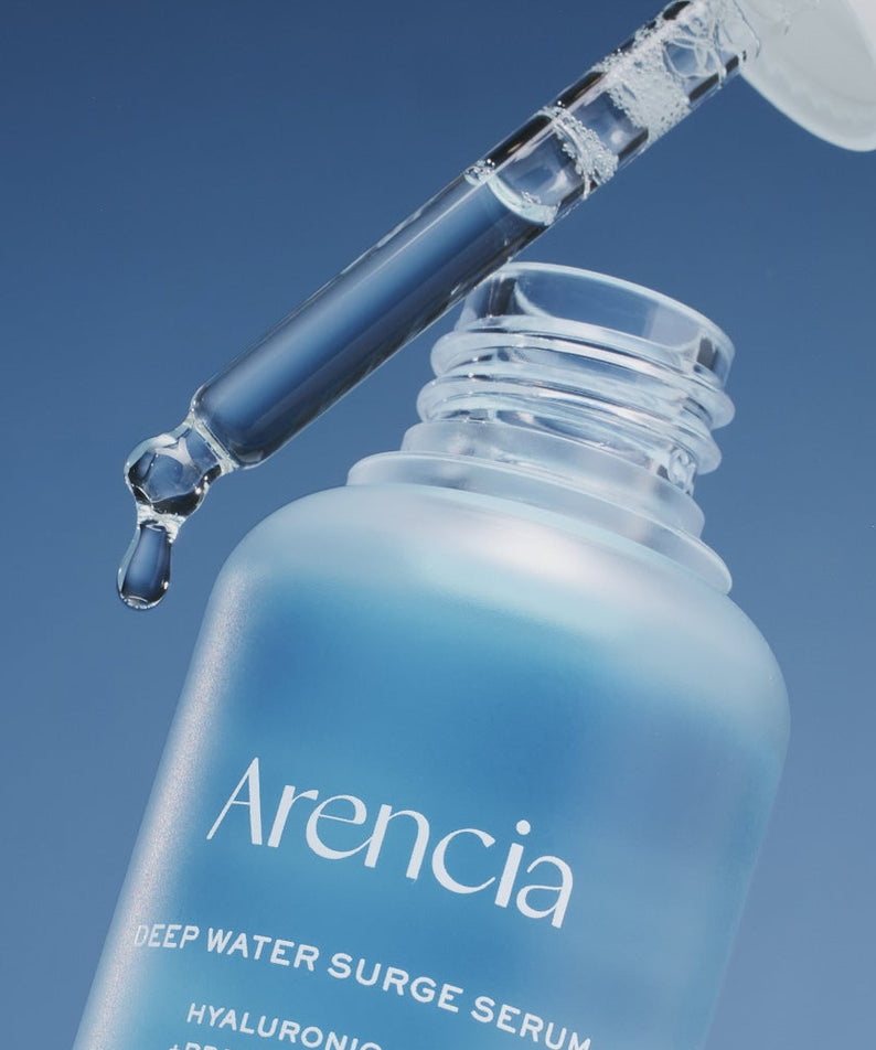 ARENCIA Deep Water Surge Serum 30ml, flacon bleu et sérum hydratant en gros plan sur fond bleu, marque Arència