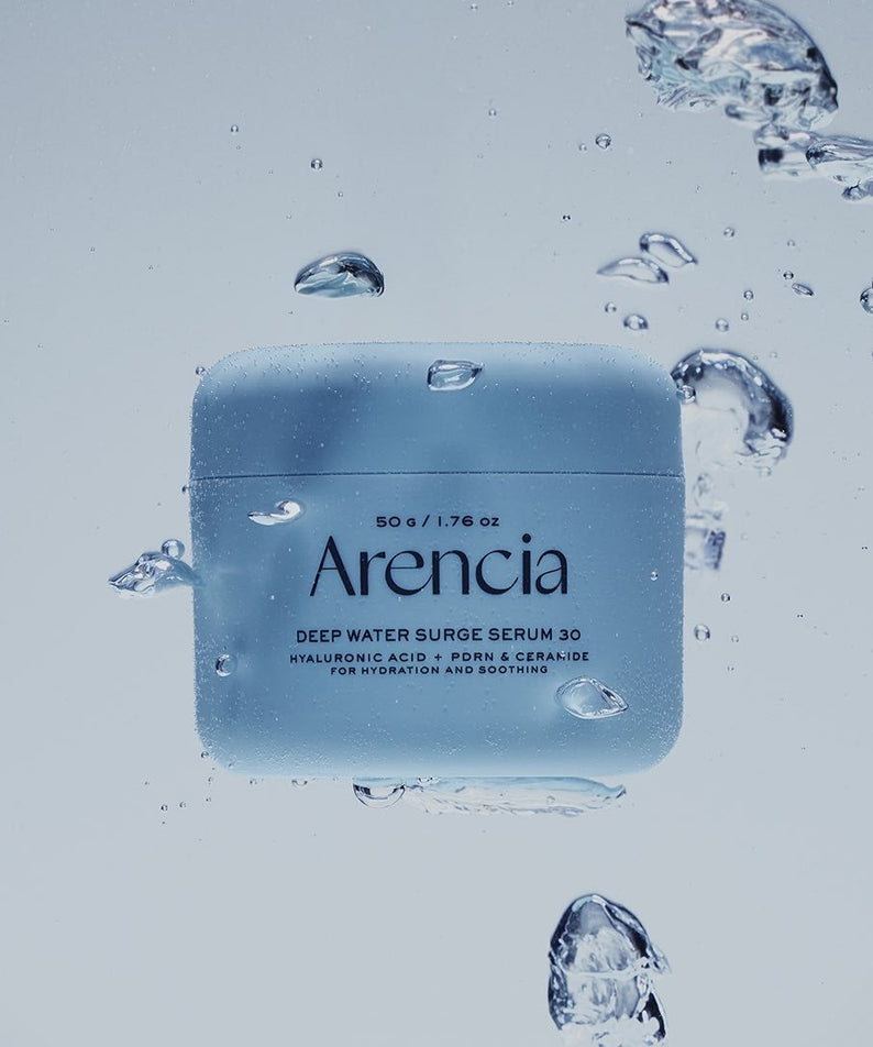 ARENCIA Deep Water Surge Soothing Cream 80ml, crème apaisante de la marque sur fond bleu avec éclaboussures d’eau