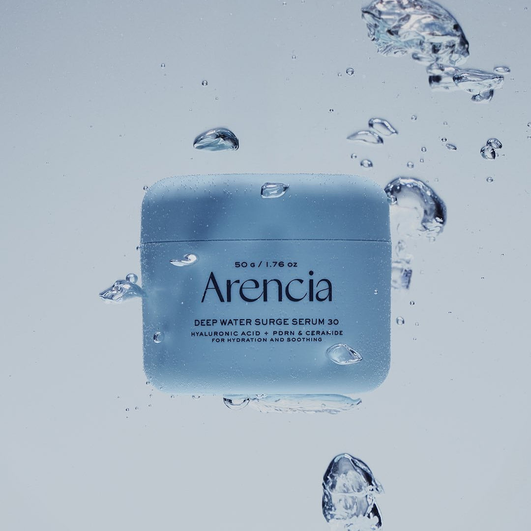 ARENCIA Deep Water Surge Soothing Cream 80ml, crème apaisante de la marque sur fond bleu avec éclaboussures d’eau