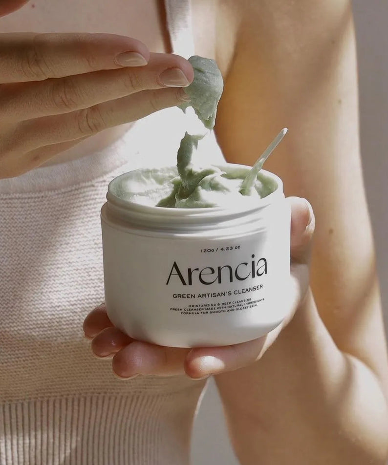 ARENCIA Green Artisan Skin Boosting Cleanser 120g en utilisation par une femme, mettant en valeur la texture du produit.