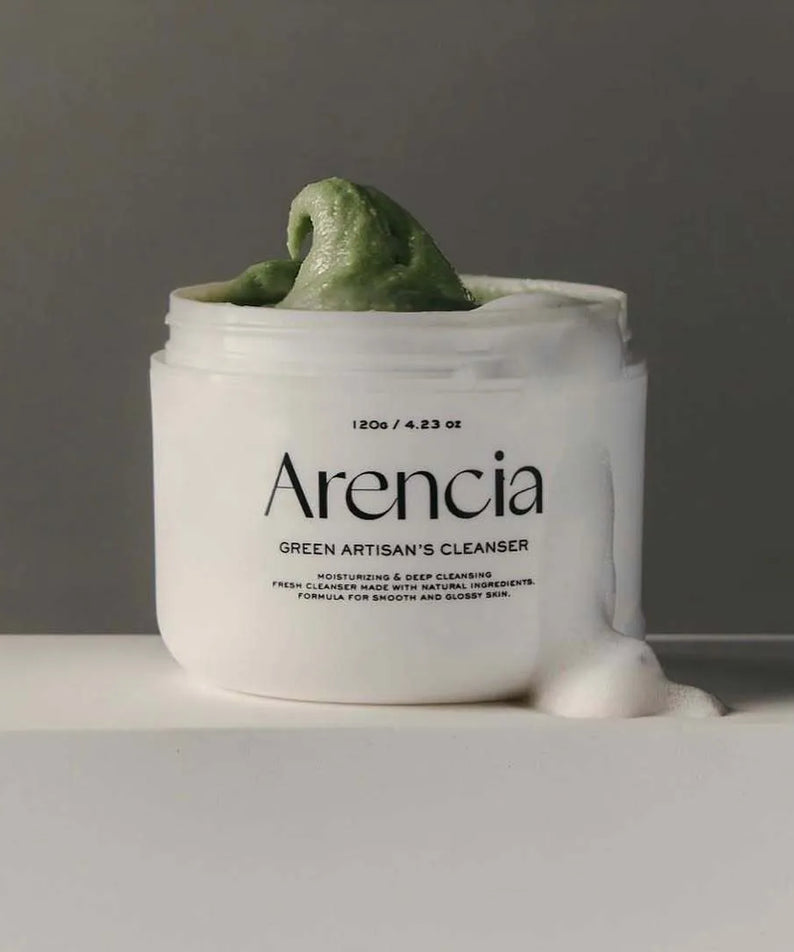 Pot de ARENCIA Green Artisan Skin Boosting Cleanser 120g avec texture crème verte sur une surface neutre.